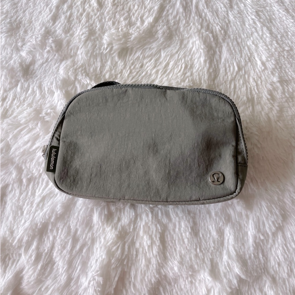 Everywhere Belt Bag 1L in Grey Sage
